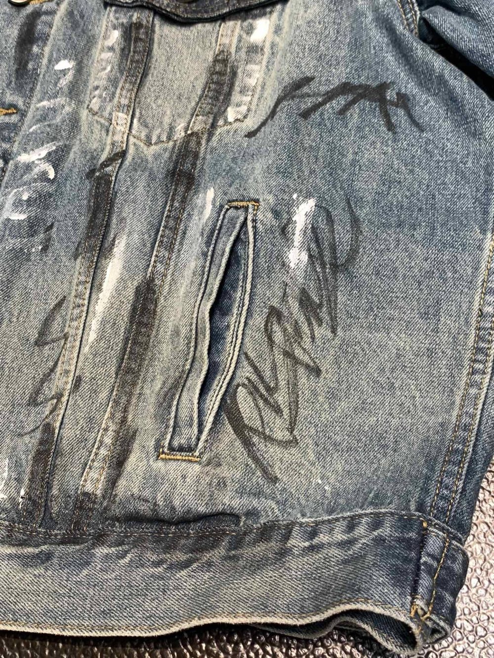 Balenciaga Lapel graffiti denim jacket