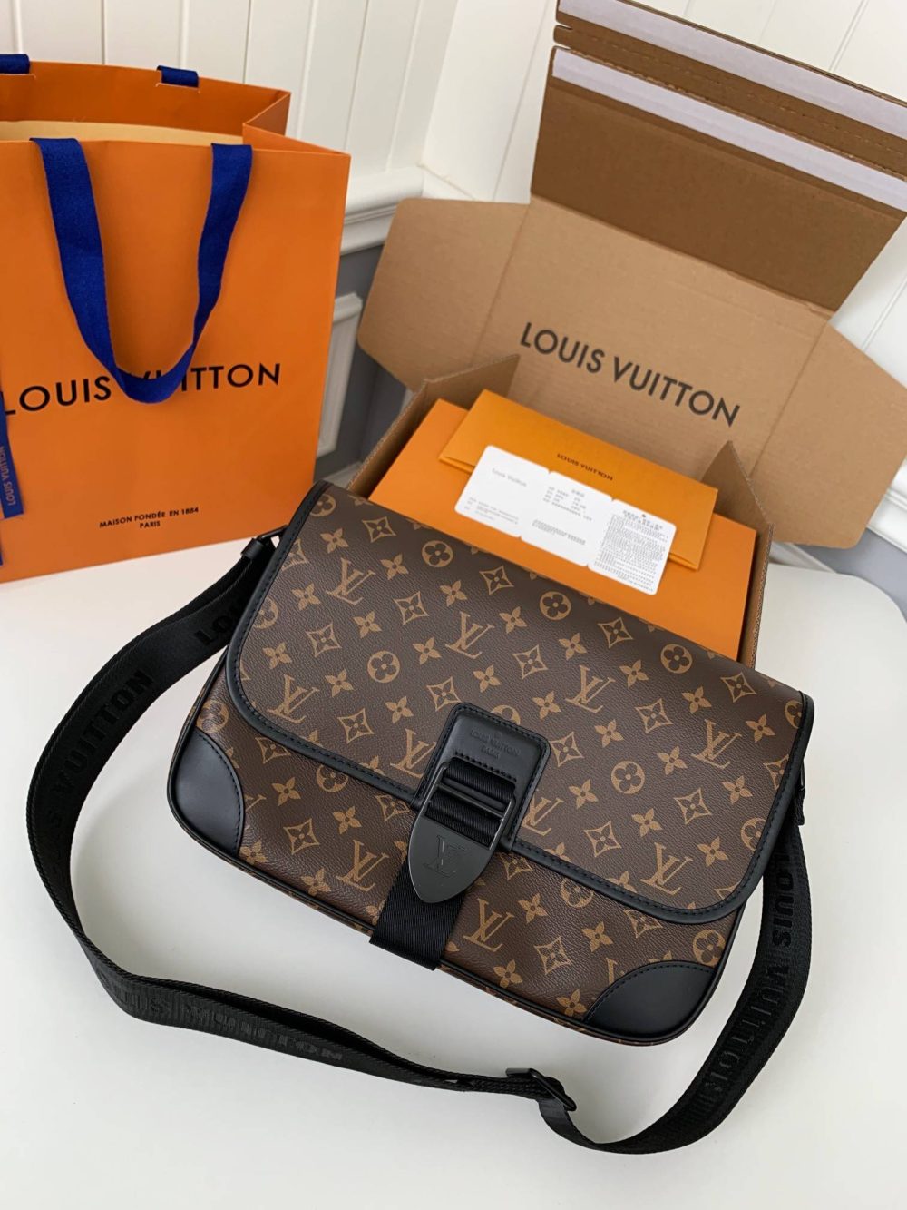 LOUIS VUITTON ARCHY messenger bag M46328 SIZE:35*24*8CM