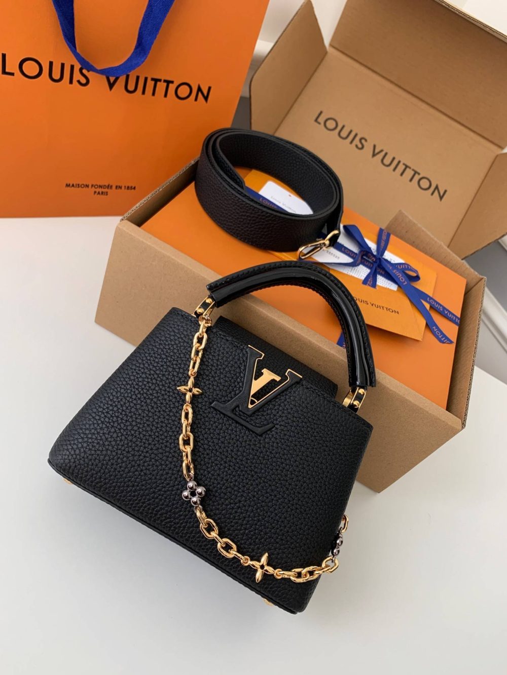 LOUIS VUITTON Capucines mini frame M80239 size:21*14*8cm