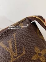 LOUIS VUITTON Pochette Accessories M40712 size：23.5*13.5cm