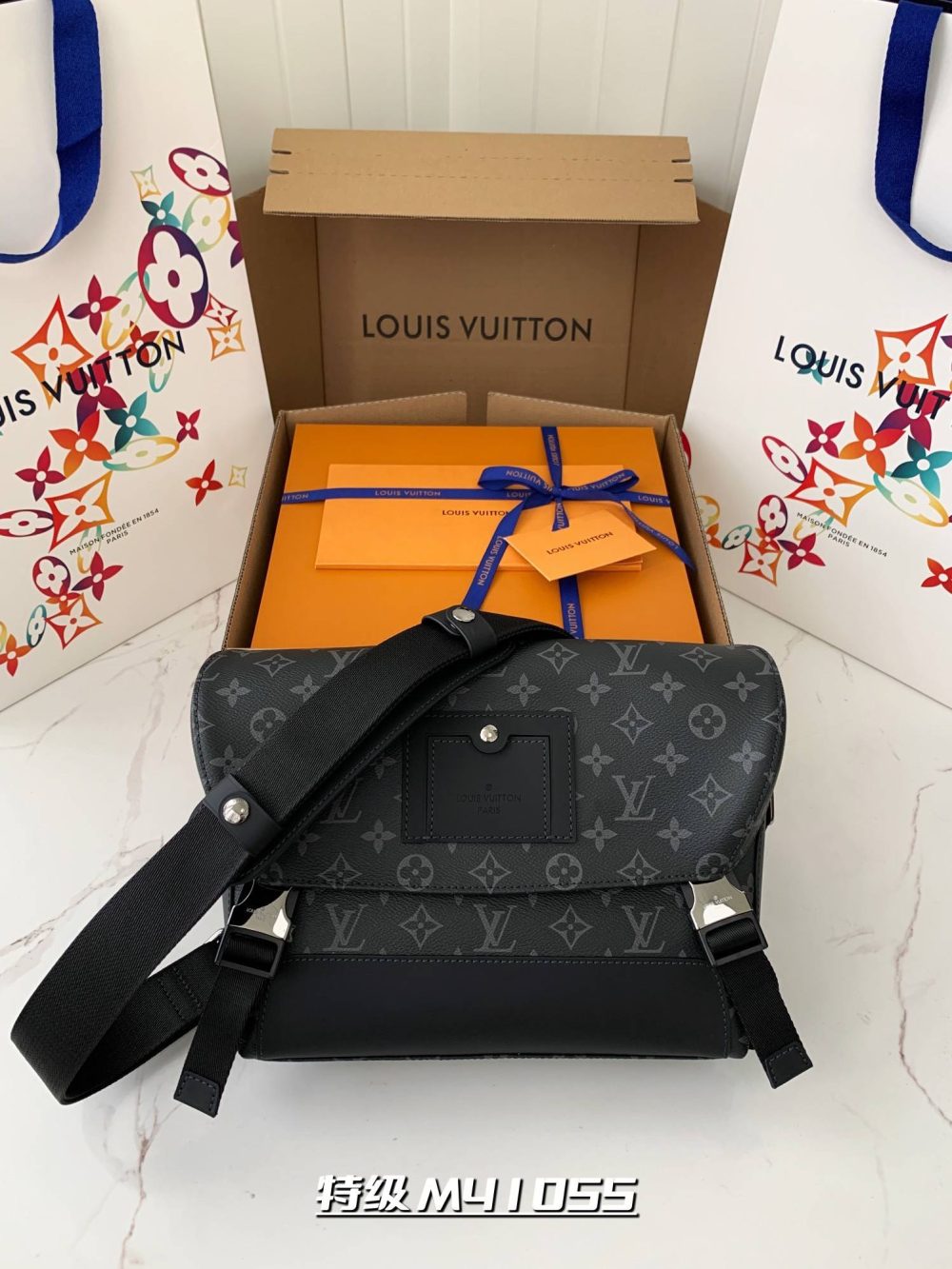 Louis Vuitton Classic VOYAGER Small Messenger bag M40511, 33 * 22.5 * 11cm