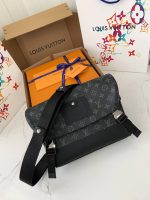 Louis Vuitton Classic VOYAGER Small Messenger bag M40511, 33 * 22.5 * 11cm