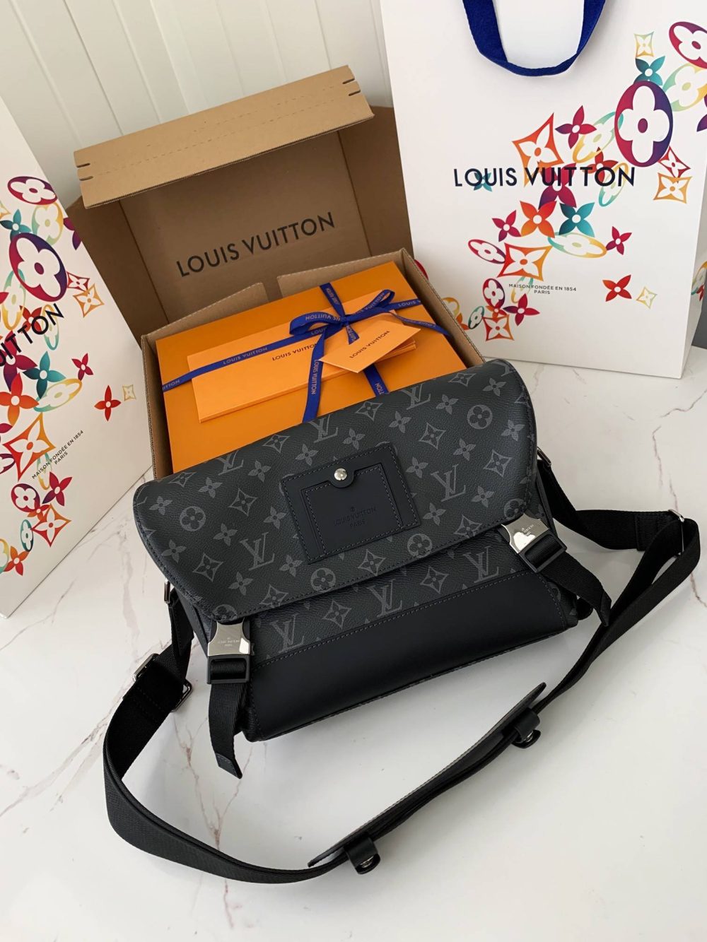 Louis Vuitton Classic VOYAGER Small Messenger bag M40511, 33 * 22.5 * 11cm