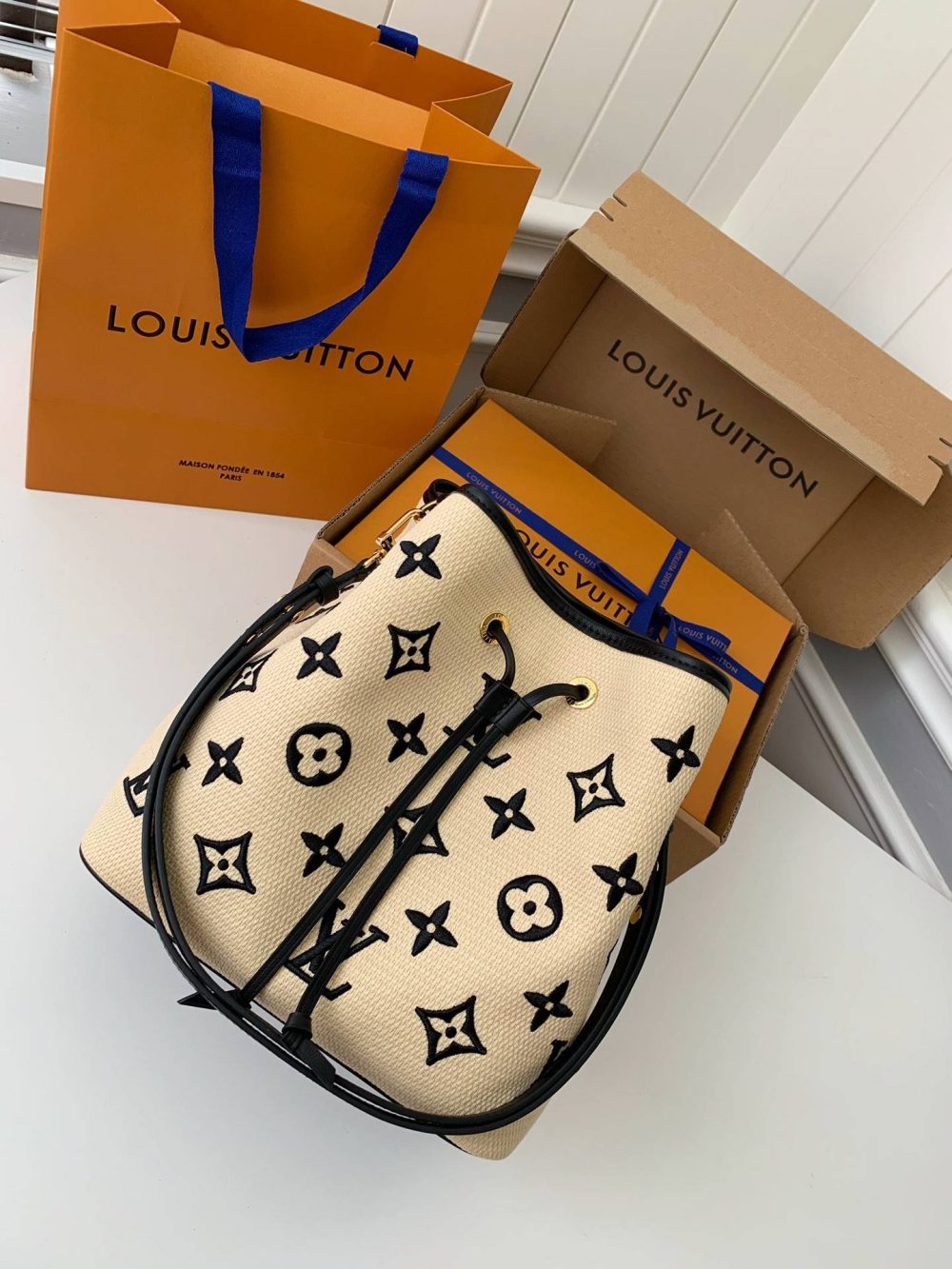 Louis Vuitton's New Lafite Cotton Embroidery N é ONO é Bucket Bag M23080 Size: 26 * 26 * 17.5cm