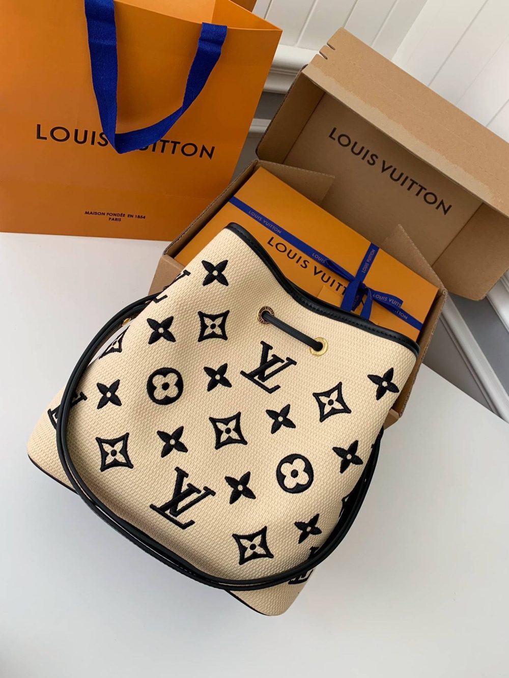 Louis Vuitton's New Lafite Cotton Embroidery N é ONO é Bucket Bag M23080 Size: 26 * 26 * 17.5cm