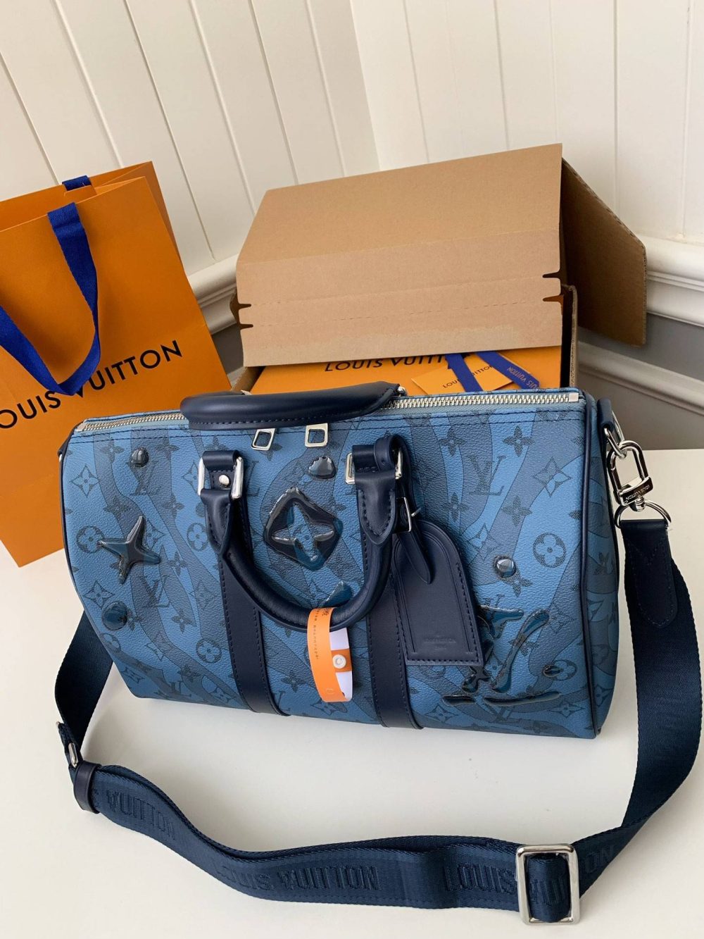 Louis Vuitton's seasonal new Keepall Bandoulière 35 handbag M22573, 34 * 21 * 16cm