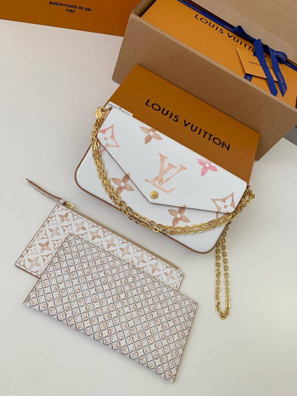 Louis Vuitton 2023 New POCHETTE F é LICIE Handbag M82520, 21 * 12 * 3cm