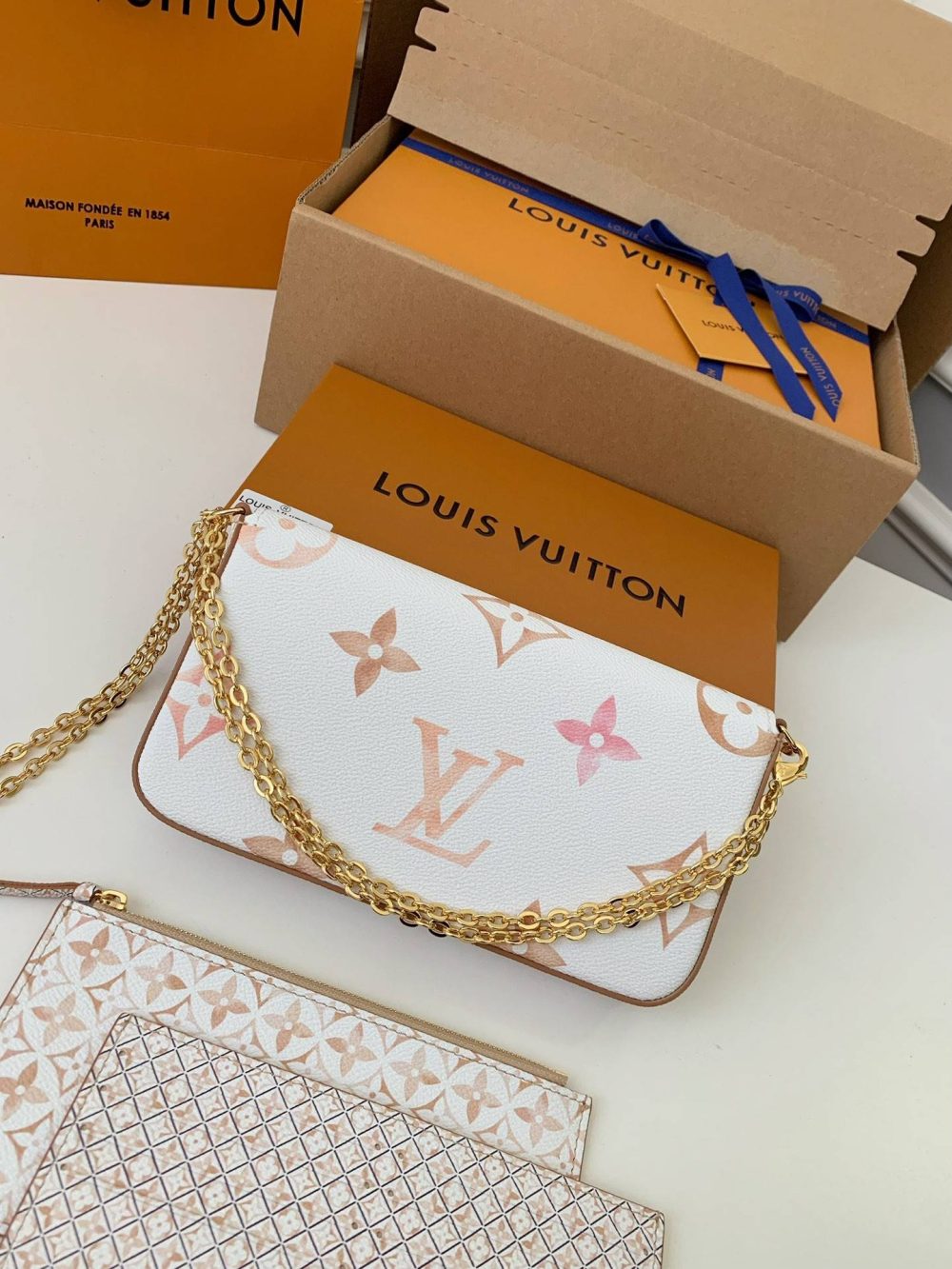 Louis Vuitton 2023 New POCHETTE F é LICIE Handbag M82520, 21 * 12 * 3cm