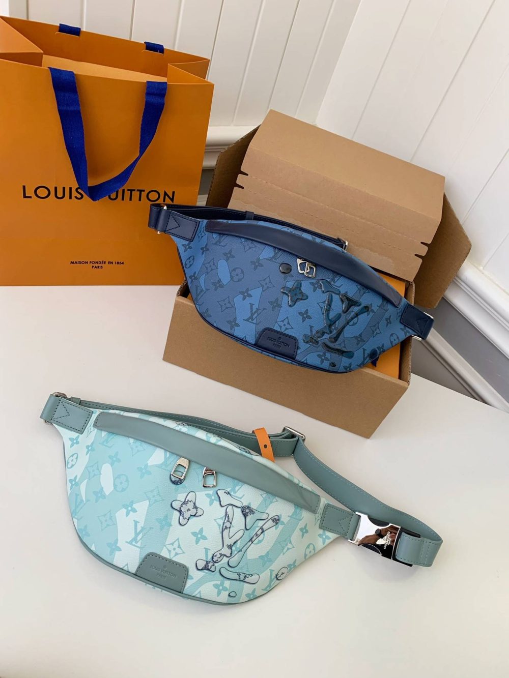 Louis Vuitton 2023 New DISCOVERY Droplet Blue Waistpack M22576 Size: 44 * 15 * 9cm