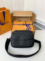 Louis Vuitton S Lock Men's Messenger bag M58489, top quality Size: 22 * 18 * 8cm