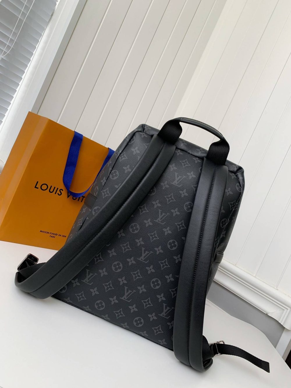 Louis Vuitton Men's DISCOVERY Black Flower Backpack M43186 Top Quality Size: 30 * 40 * 20cm