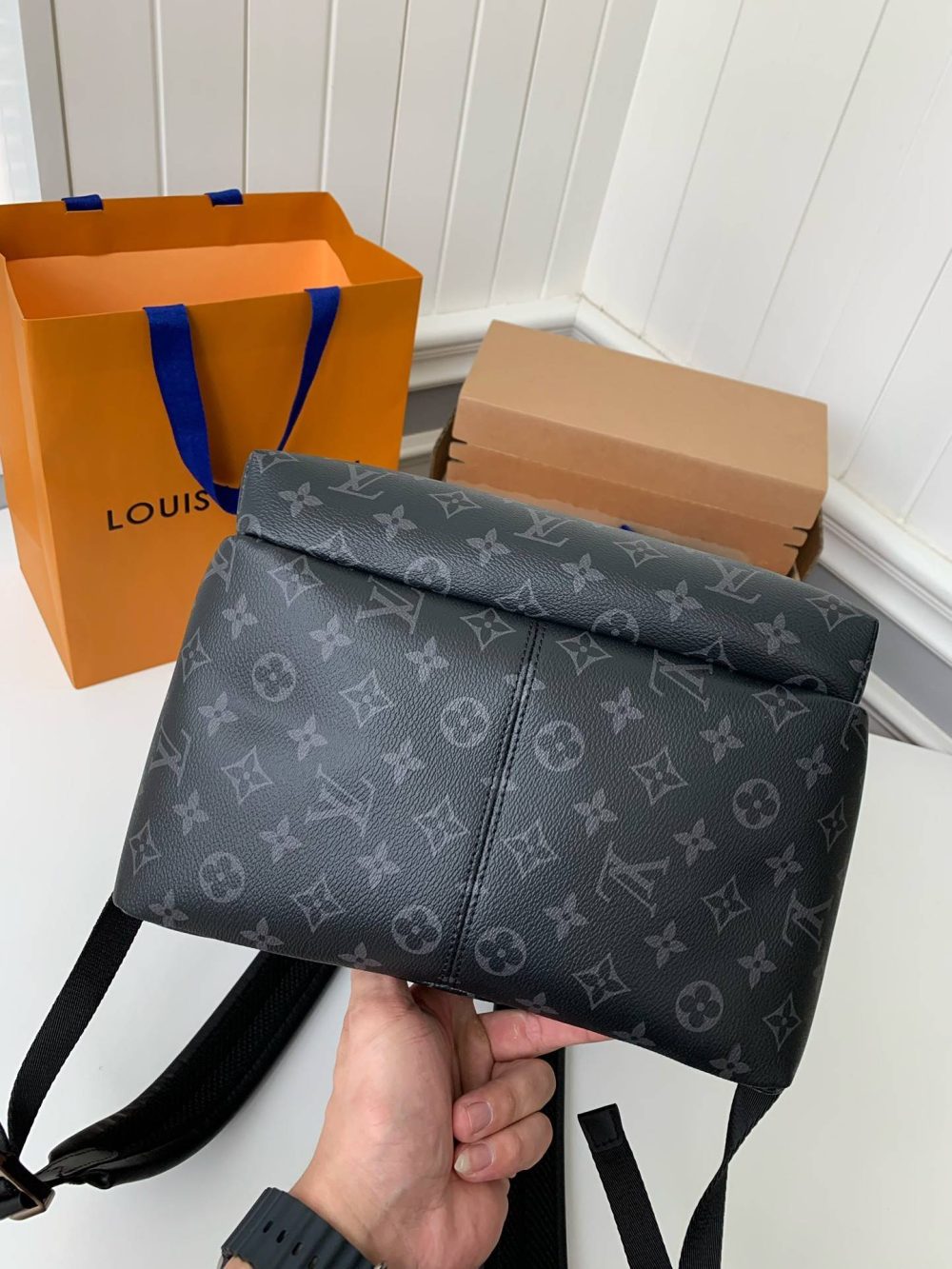 Louis Vuitton Men's DISCOVERY Black Flower Backpack M43186 Top Quality Size: 30 * 40 * 20cm