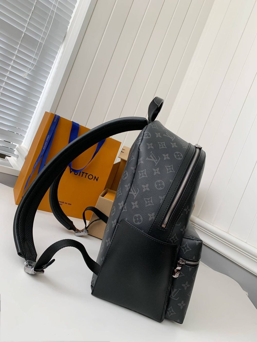 Louis Vuitton 24s New DISCOverY Small Backpack M20558, Top Quality Size: 29 * 38 * 20cm