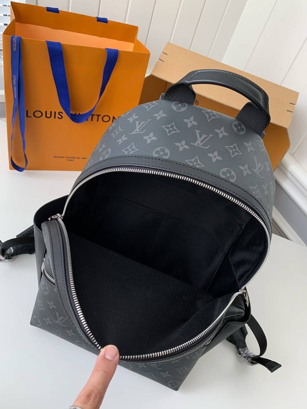 Louis Vuitton 24s New DISCOverY Small Backpack M20558, Top Quality Size: 29 * 38 * 20cm