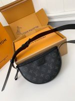 Louis Vuitton Autumn/Winter New LV MOON CROSSBODY Handbag M23835, Top Quality Size: 24.5 * 16 * 4.5c