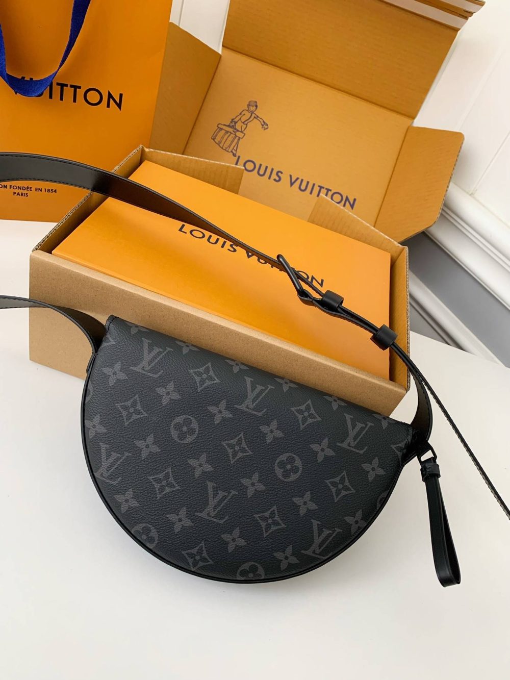 Louis Vuitton Autumn/Winter New LV MOON CROSSBODY Handbag M23835, Top Quality Size: 24.5 * 16 * 4.5c