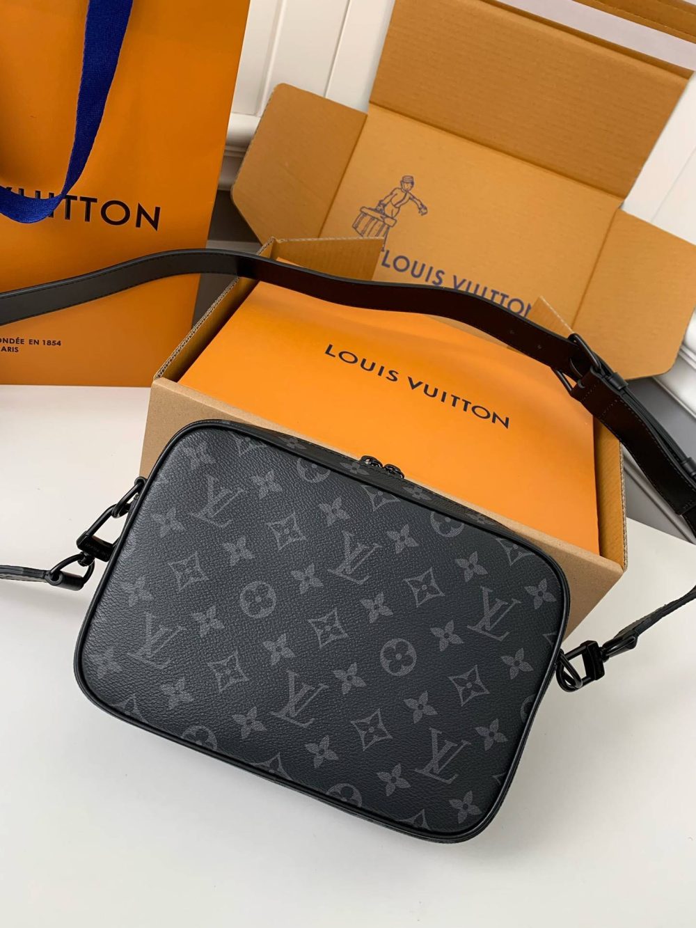 Louis Vuitton Autumn/Winter New STEAMER Black Flower Messenger Bag M46795, Top Quality