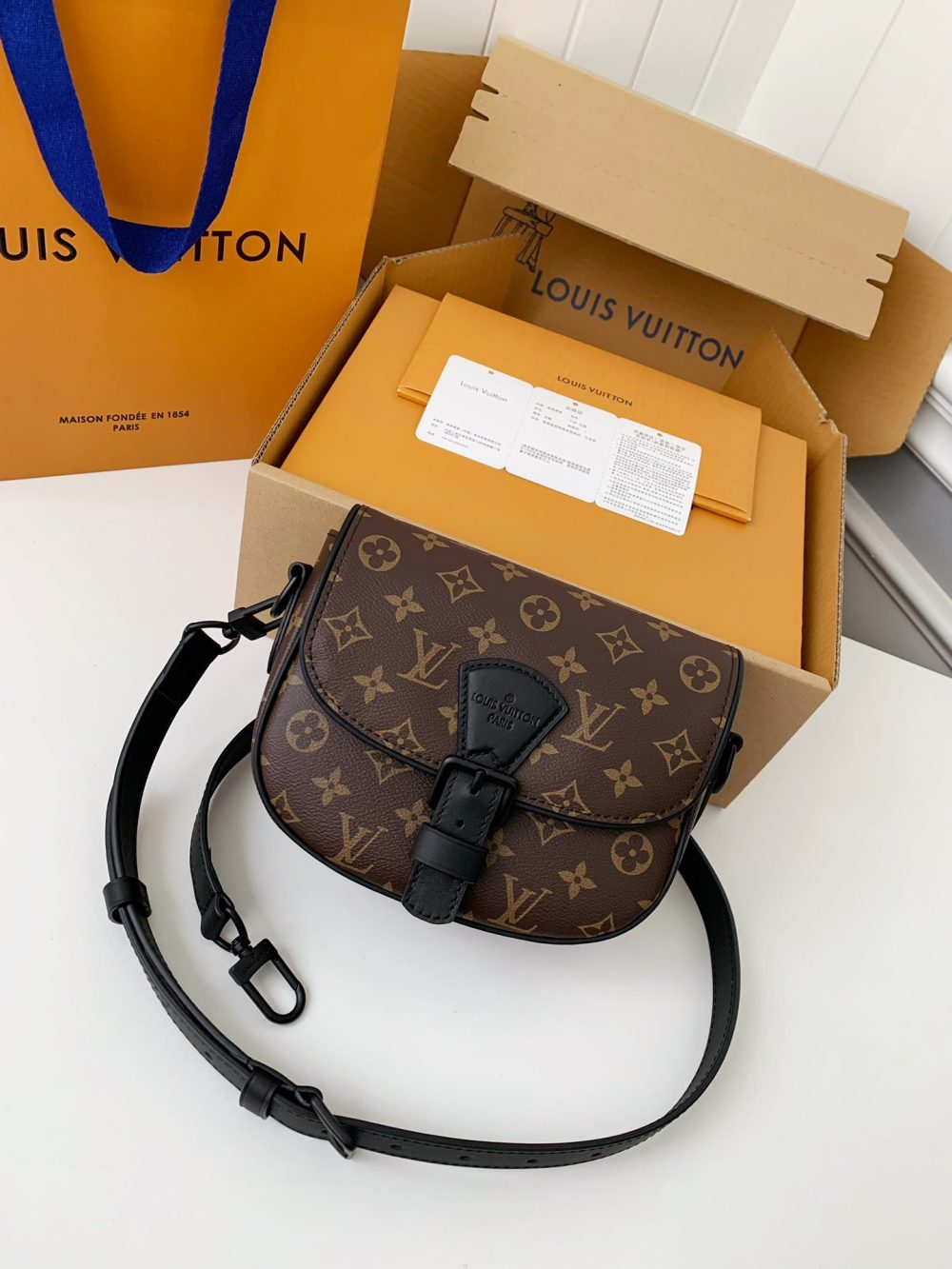 Louis Vuitton New season Montsouris Small Messenger Bag M47060  Size：20*17*7cm