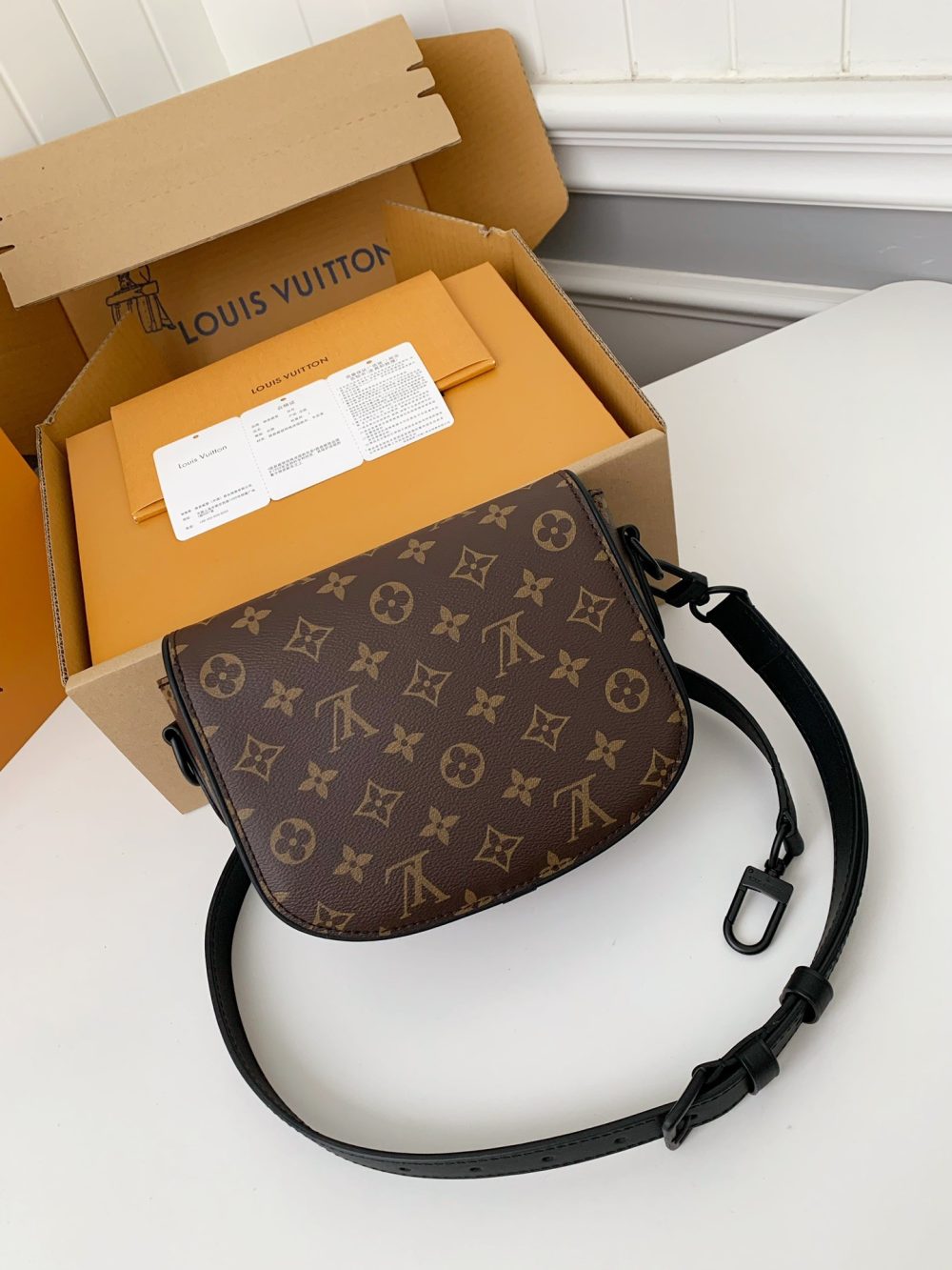 Louis Vuitton New season Montsouris Small Messenger Bag M47060  Size：20*17*7cm