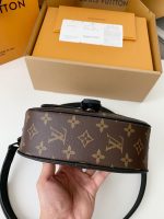 Louis Vuitton New season Montsouris Small Messenger Bag M47060  Size：20*17*7cm