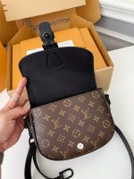 Louis Vuitton New season Montsouris Small Messenger Bag M47060  Size：20*17*7cm