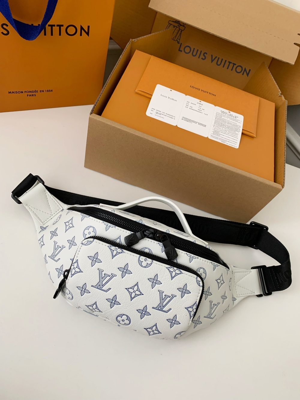 New Louis Vuitton RUSH waist bag M25227 Size: 30*15*8cm