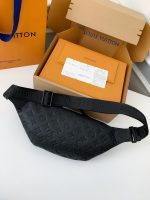 New Louis Vuitton RUSH waist bag M47058 Size: 30*15*8cm