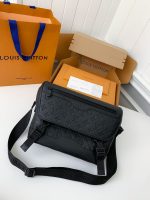 New Louis Vuitton VOYAGER small men's messenger bag M25121 Size: 33*22.5*11cm