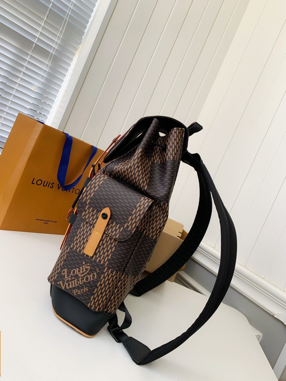 Louis Vuitton Medium-sized men’s matching colored backpack  M40350  Size：38*44*21cm