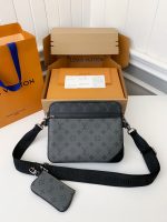 Louis Vuitton Trio New Men’s colour-matching postman bag M69443  Size：25*18.5*7cm