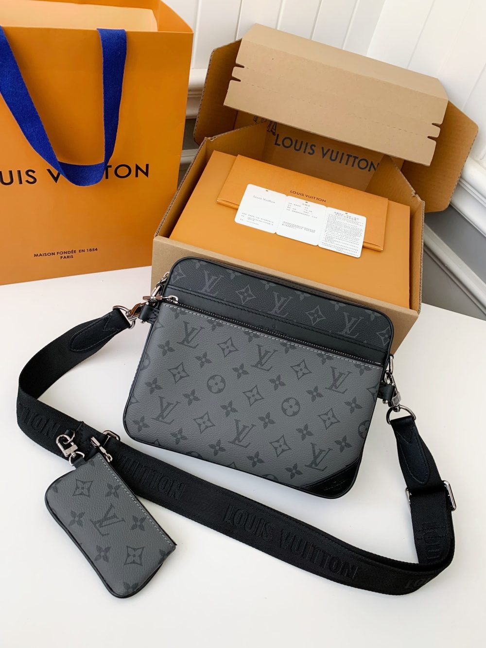 Louis Vuitton Trio New Men’s colour-matching postman bag M69443  Size：25*18.5*7cm