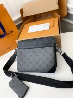 Louis Vuitton Trio New Men’s colour-matching postman bag M69443  Size：25*18.5*7cm