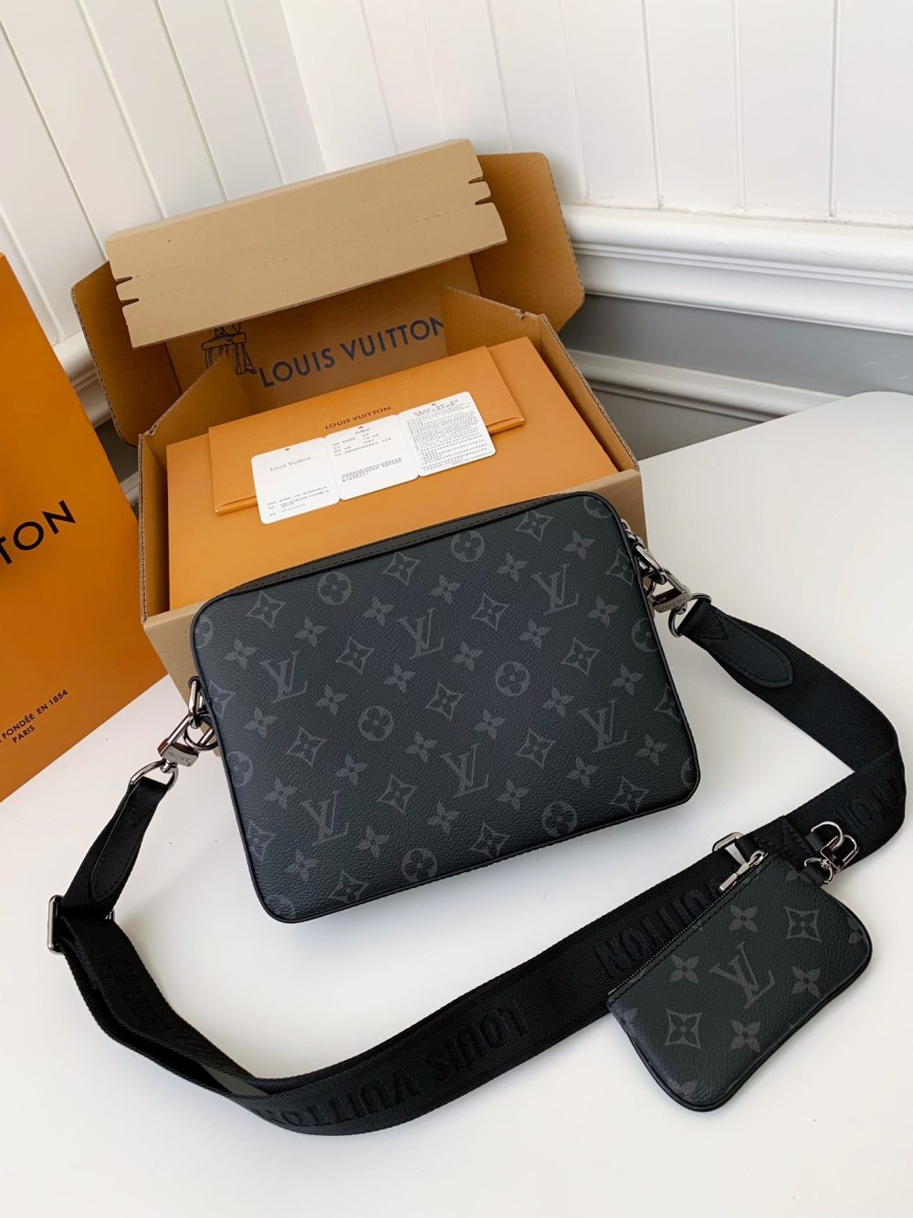 Louis Vuitton Trio New Men’s colour-matching postman bag M69443  Size：25*18.5*7cm