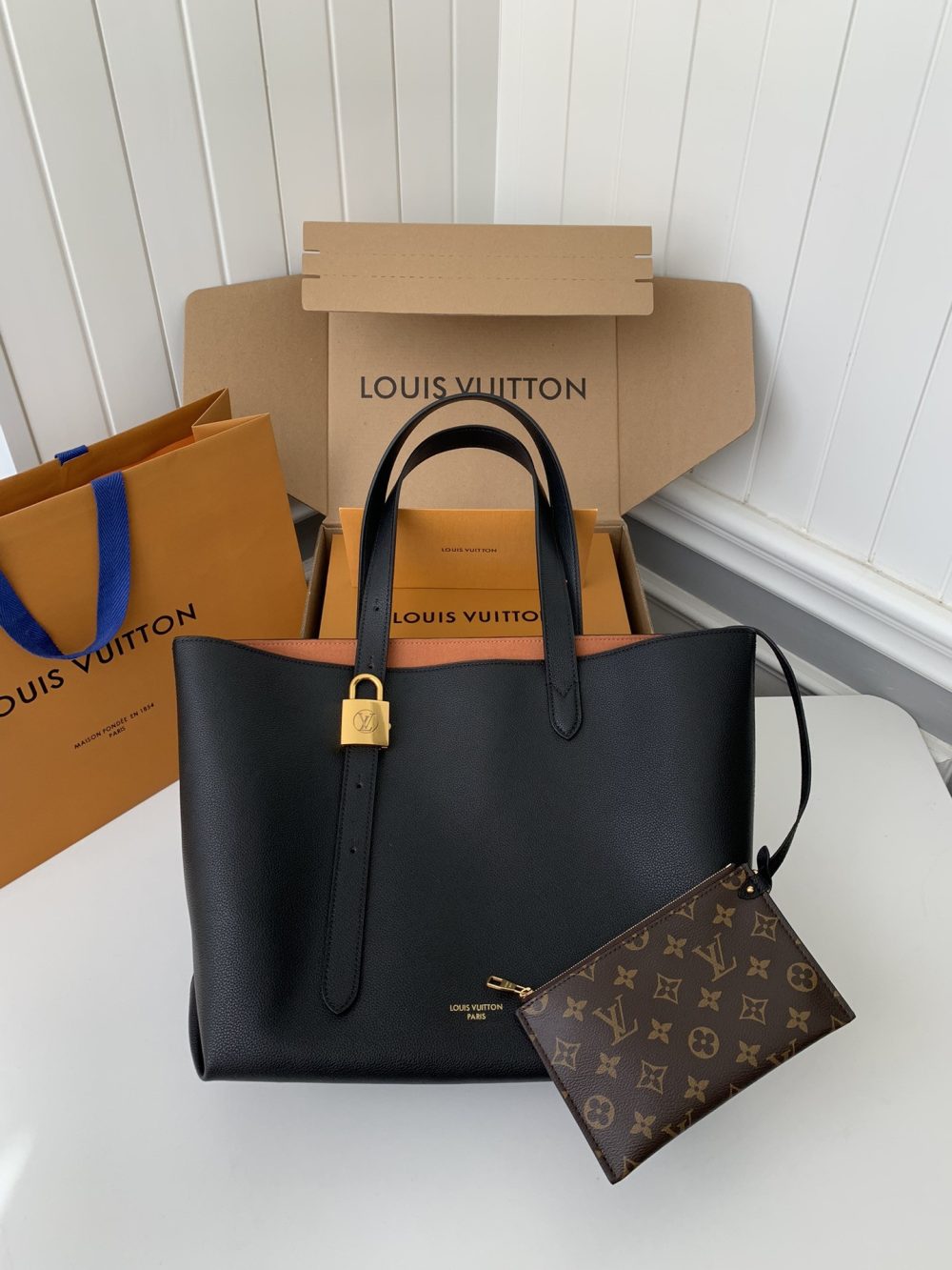 Louis Vuitton Low Key Cabas Mid -number Handbag M25343 Size: 30*14*47cm