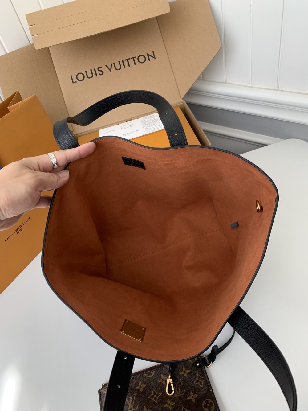 Louis Vuitton Low Key Cabas Mid -number Handbag M25343 Size: 30*14*47cm