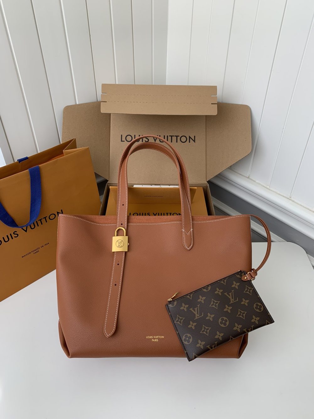 Louis Vuitton Low Key Cabas Mid -number Handbag M25343 Size: 30*14*47cm