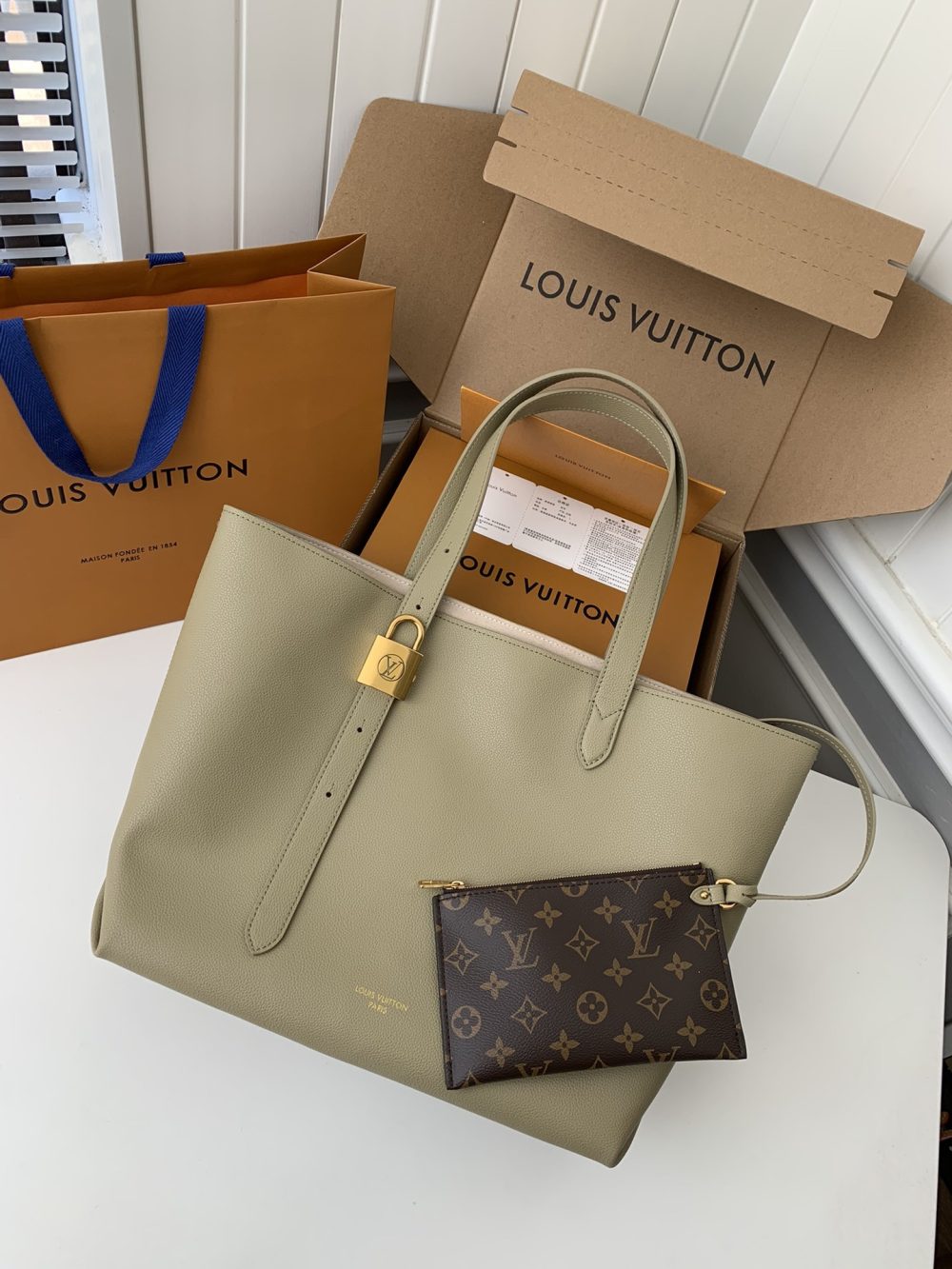 Louis Vuitton Low Key Cabas Mid -number Handbag M25343 Size: 30*14*47cm