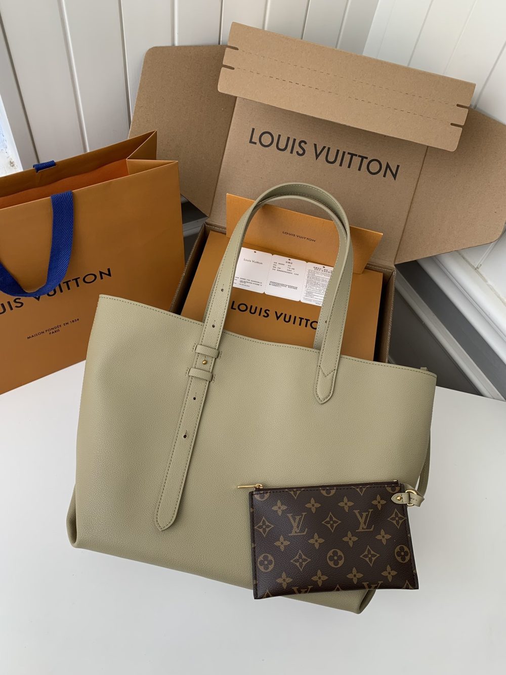 Louis Vuitton Low Key Cabas Mid -number Handbag M25343 Size: 30*14*47cm